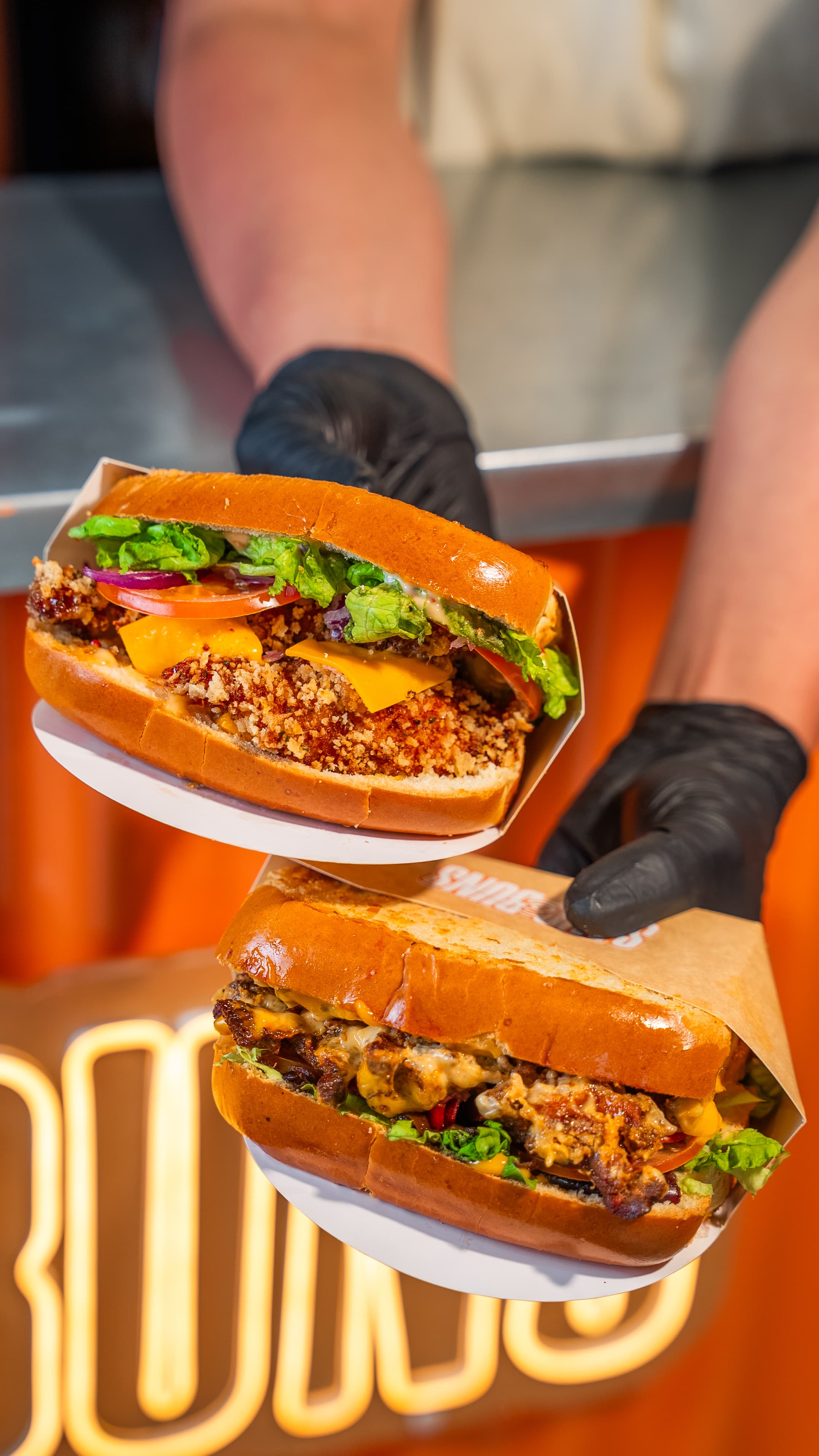 Deux Sands Sand&Buns présentés en main